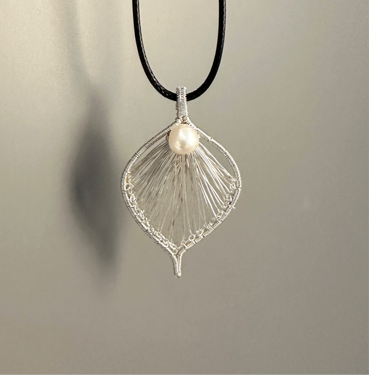 Leaf eye necklace